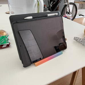 Mångsidigt iPad-stativ för optimal tittarkomfort