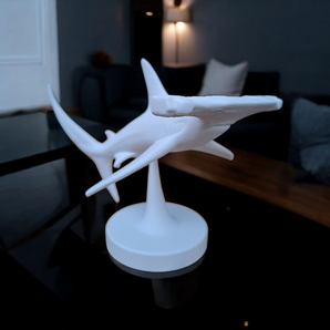 Detaljerad skulptur av en simmande hammarhaj