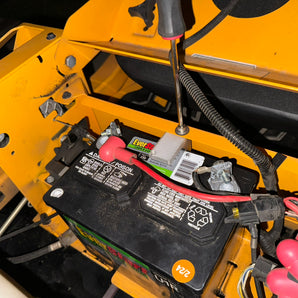 Säker batterihållare med kamlås för Cub Cadet ZT1+ZT2 gräsklippare