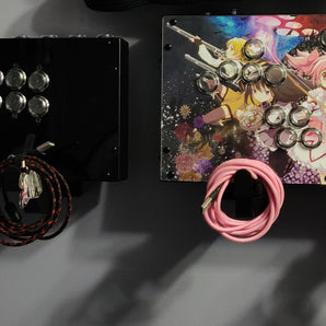Väggfäste för Hit Box-, Cross|Up- och Smash Box-kontroller med kabelhantering