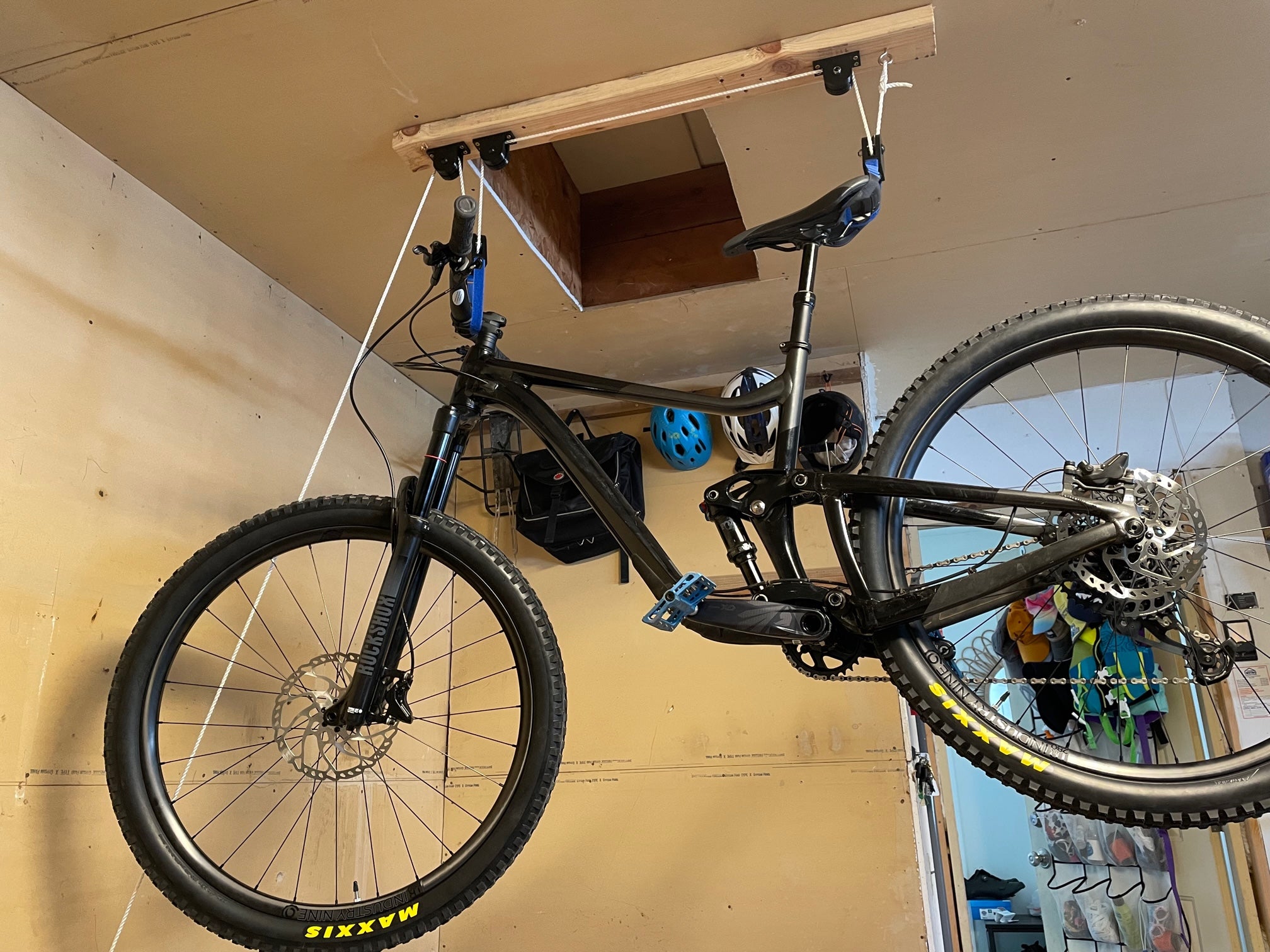 Smart cykelopbevaring med pulley system - Pladsbesparende løsning