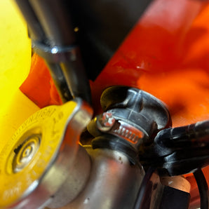 KTM 500 Kabelfäste för gasvajer - Skyddande fäste för crossmotorcykel