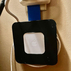 MacBook-laddarhållare och kabelorganisatör för vägguttag