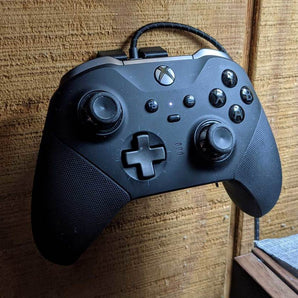 Xbox Elite Series 2-kontroll och väggfäste för laddningsdocka