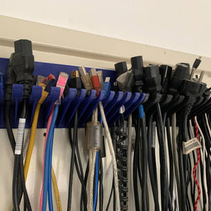 Universell kabelhållare för väggmontering