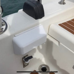 Panelskydd med gångjärn för båtmotor