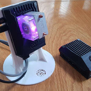Överklockat Raspberry Pi 4-skåp med SSD-hållare och stativ