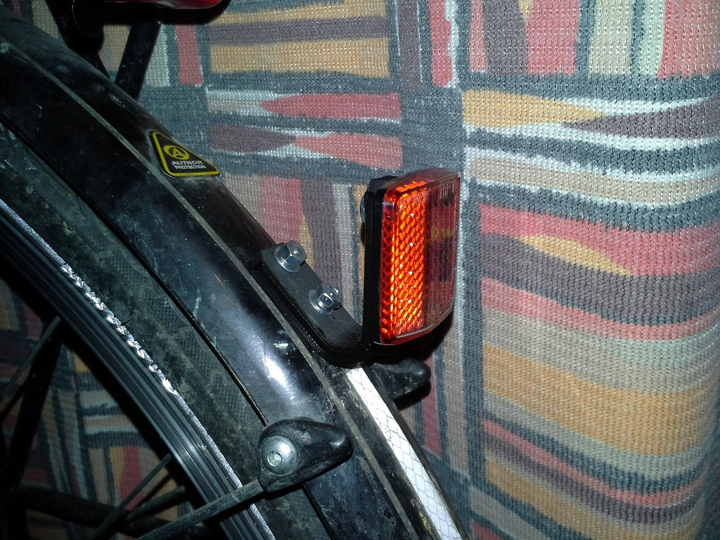 Cykelreflektor och hållare för skärmfäste