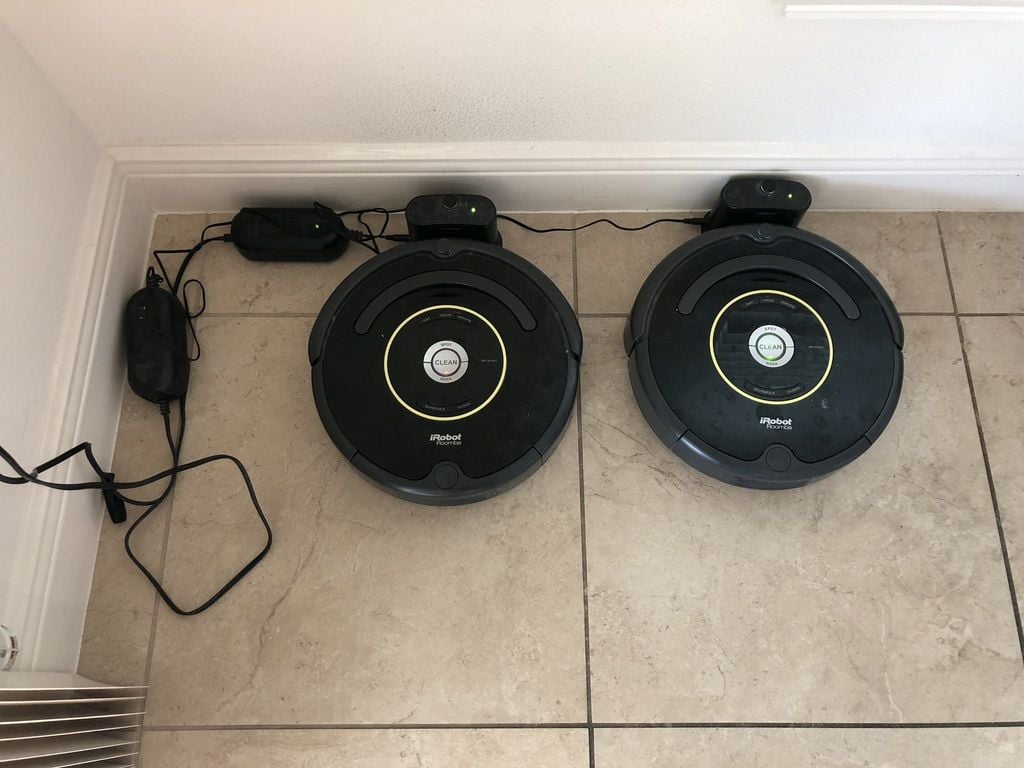 Roomba dockningsstation och kabelhanteringssystem