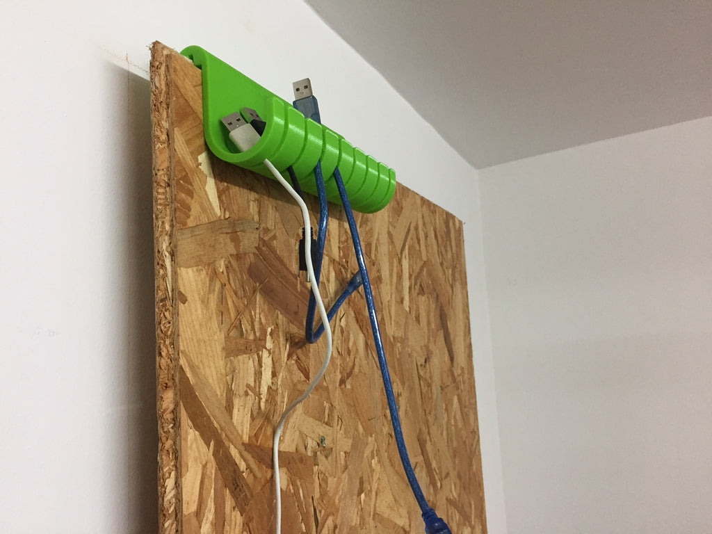 USB-kabelhängare för OSB träplankor
