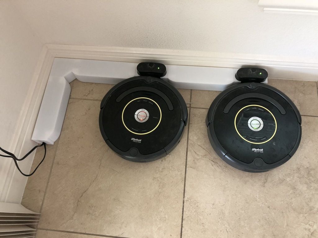 Roomba dockningsstation och kabelhanteringssystem