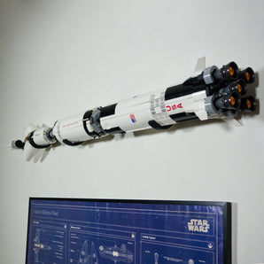 Minimalistisk väggupphängning för Saturn V-raket