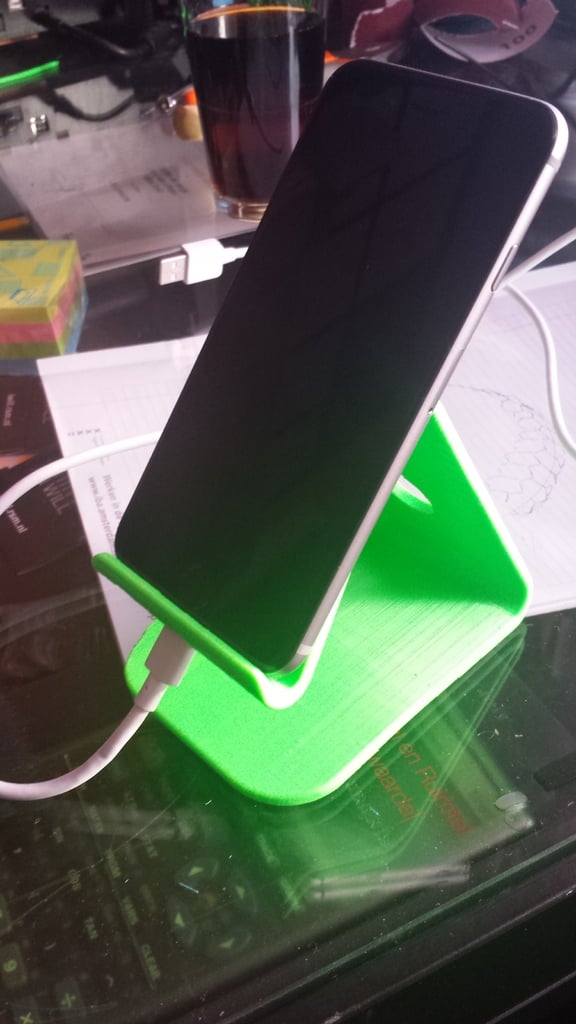 iPhone 6-stativ med laddare och minijack-kontaktutrymme