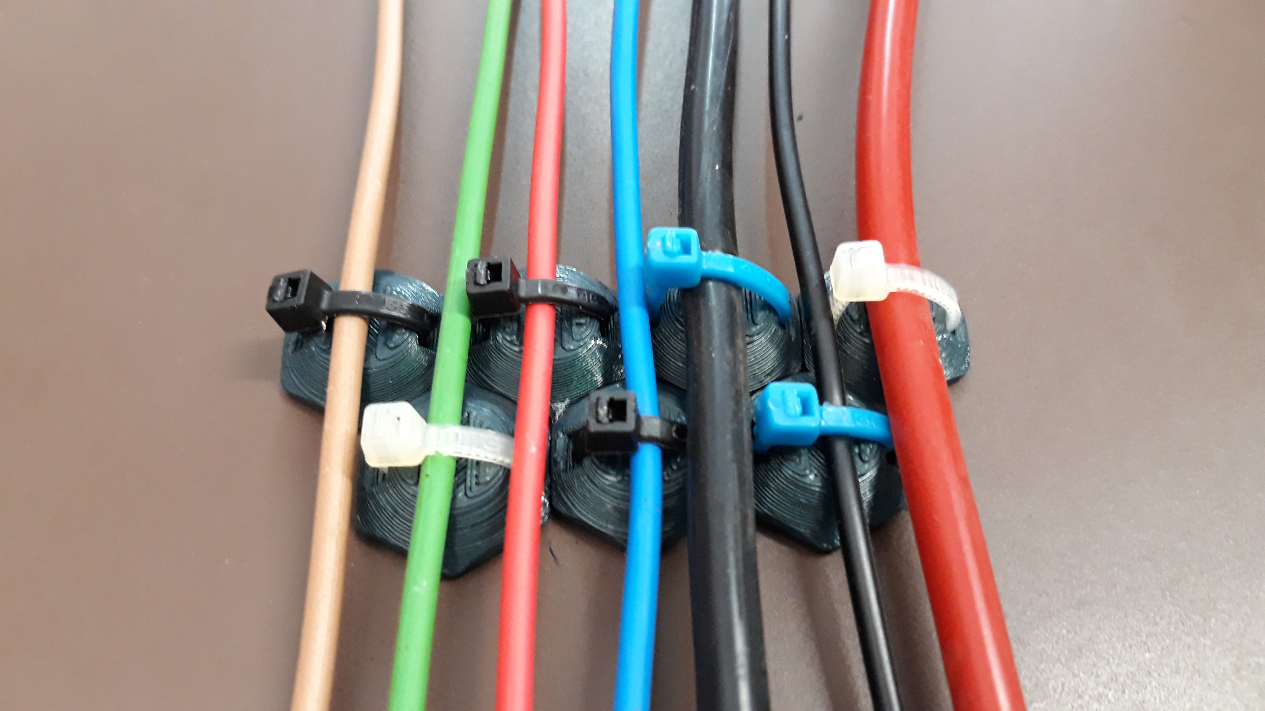Sexkantig kabelklämma för tråd- och rörhantering