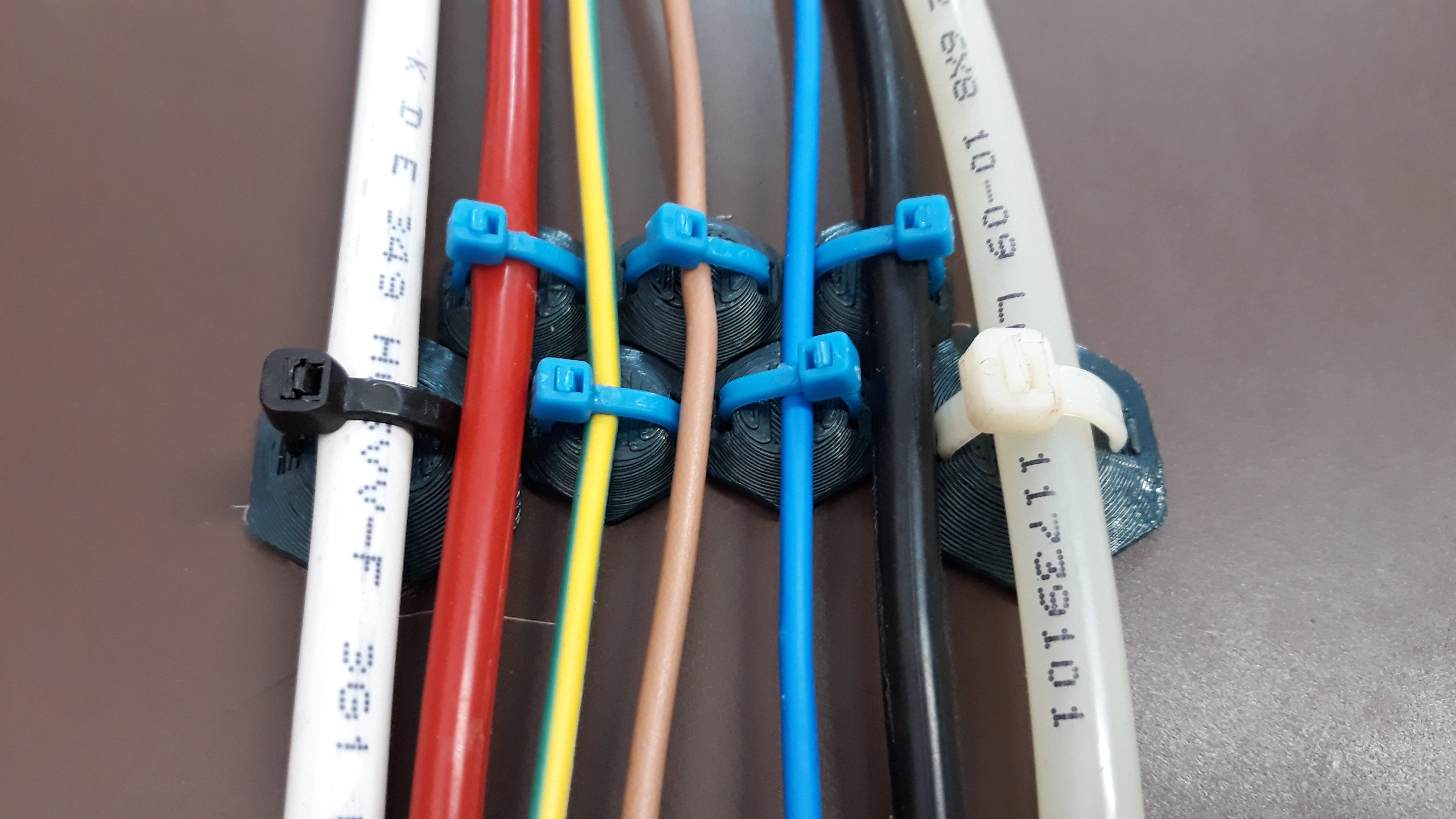 Sexkantig kabelklämma för tråd- och rörhantering