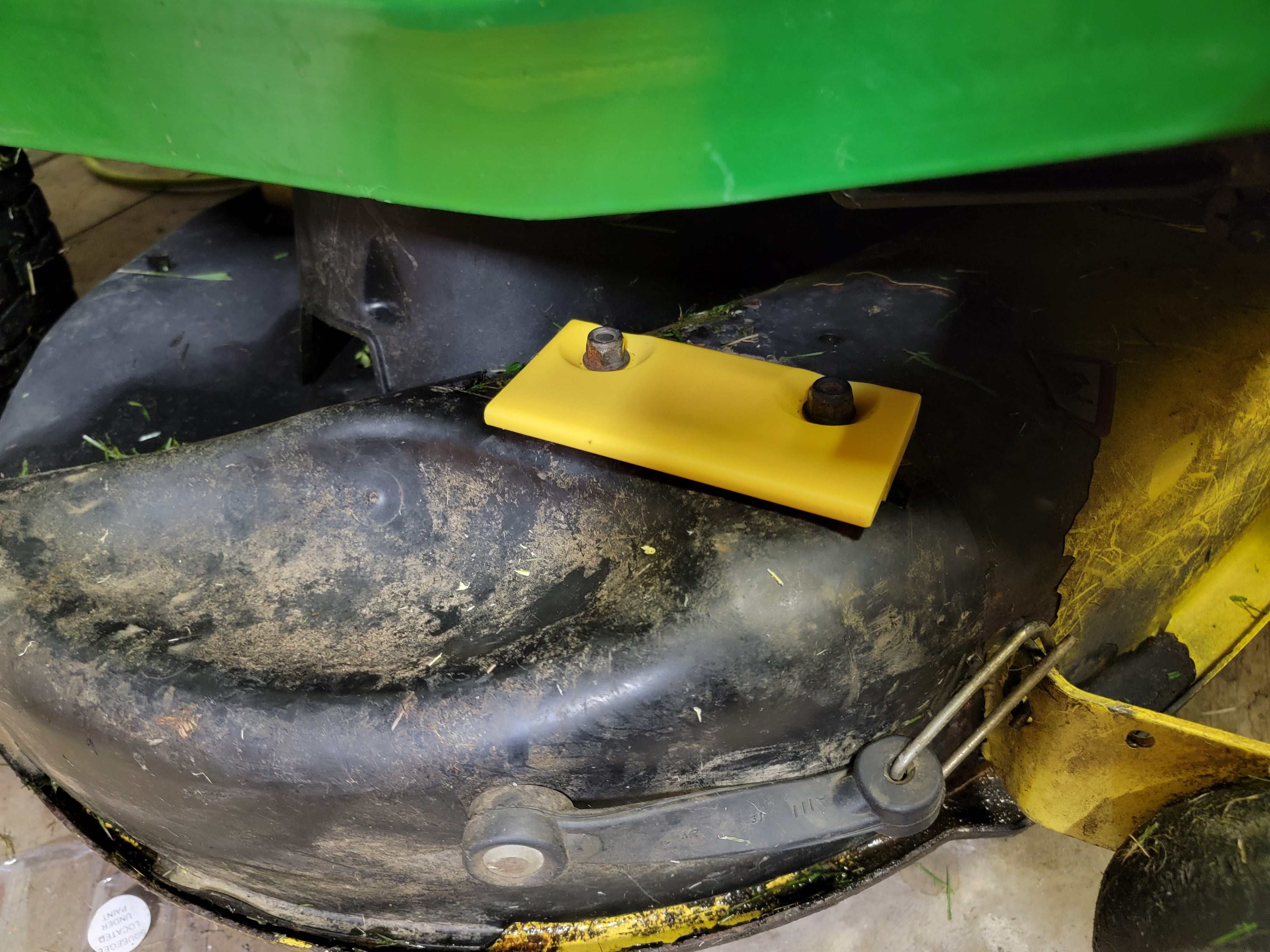 Mulch Plug Holder til John Deere D130 (42" klippebord)