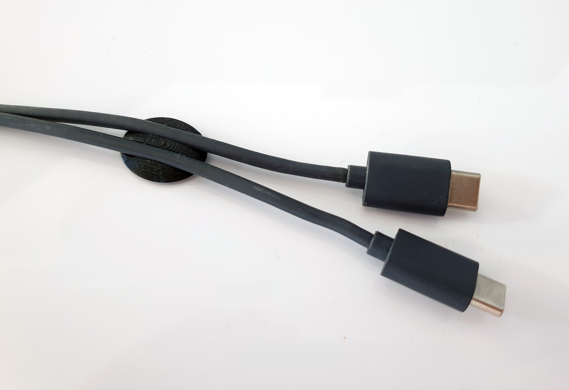 Kabelhållare för skrivbord för Apple Macbook Pro och andra kablar