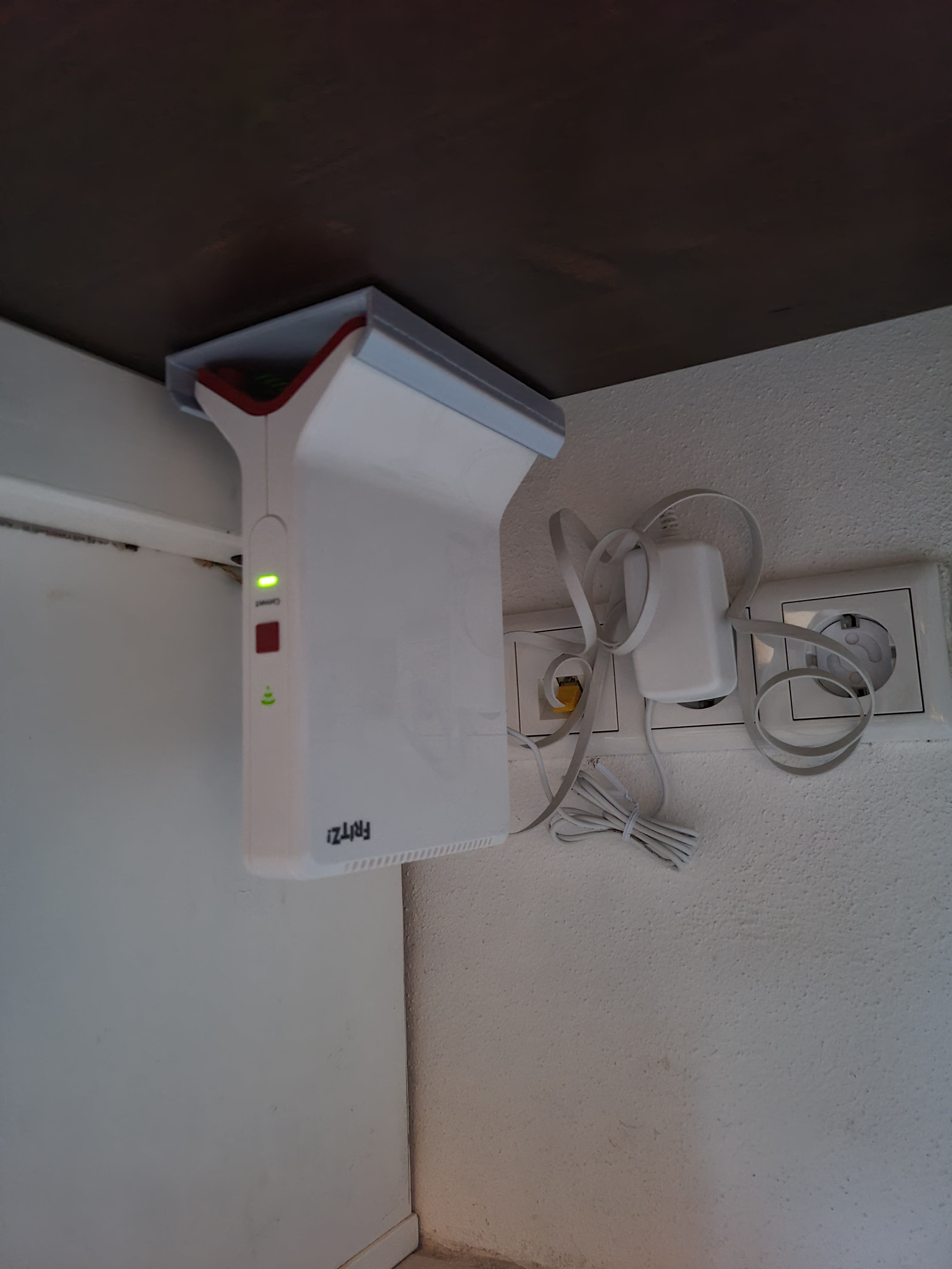 Monteringsfäste för AVM FRITZ! WLAN Mesh Repeater 3000 och 6000