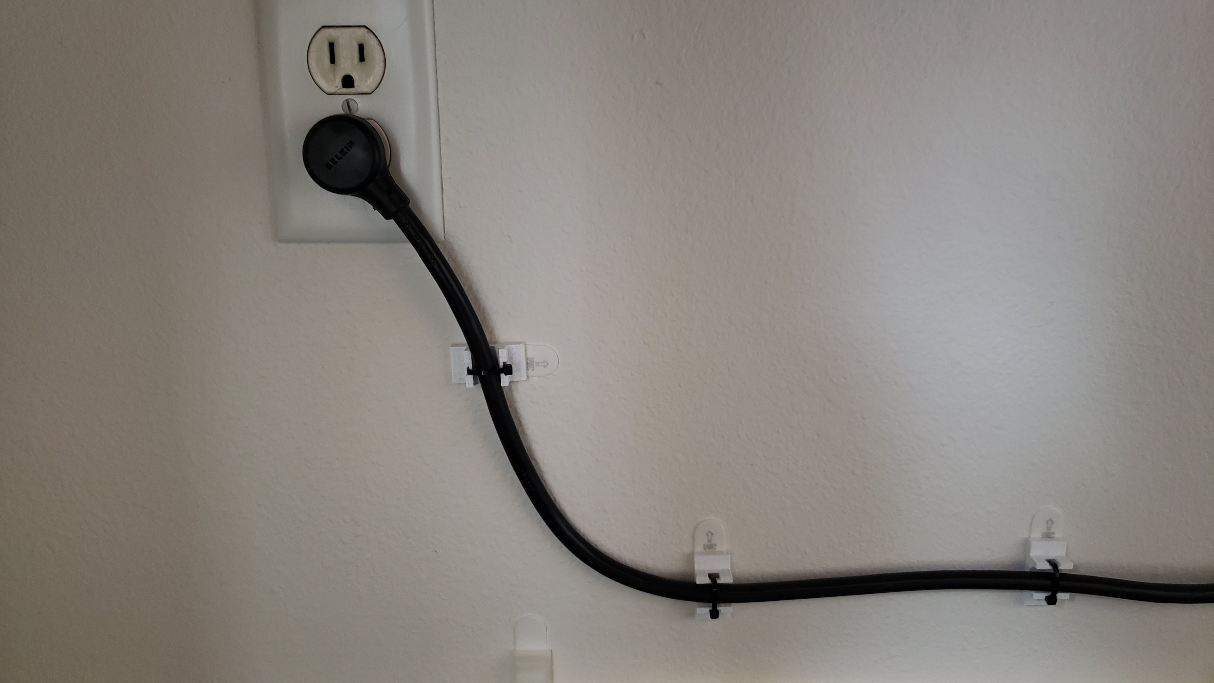 Command Strip Zip-Tie-hållare för strömkabel