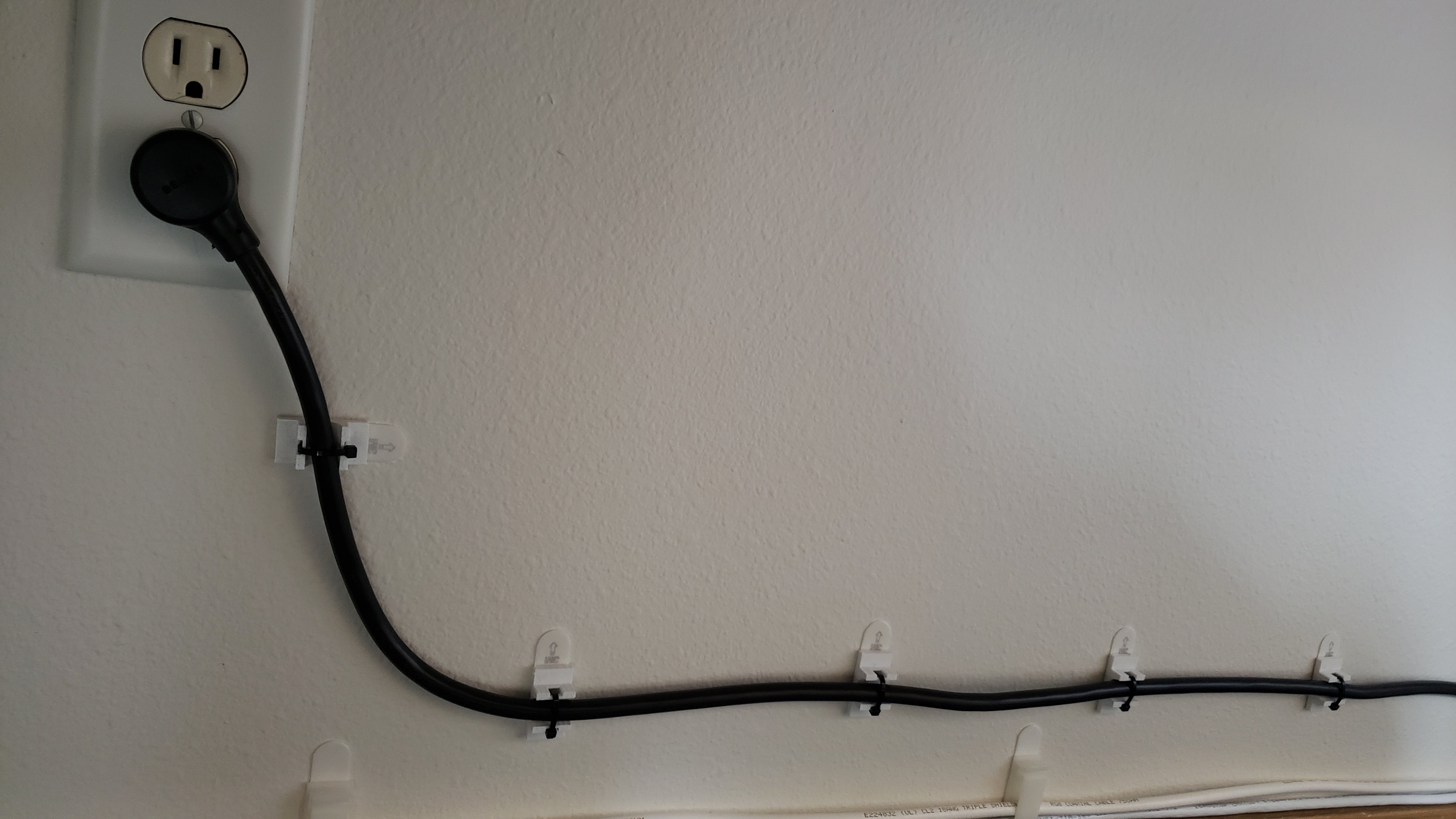 Command Strip Zip-Tie-hållare för strömkabel