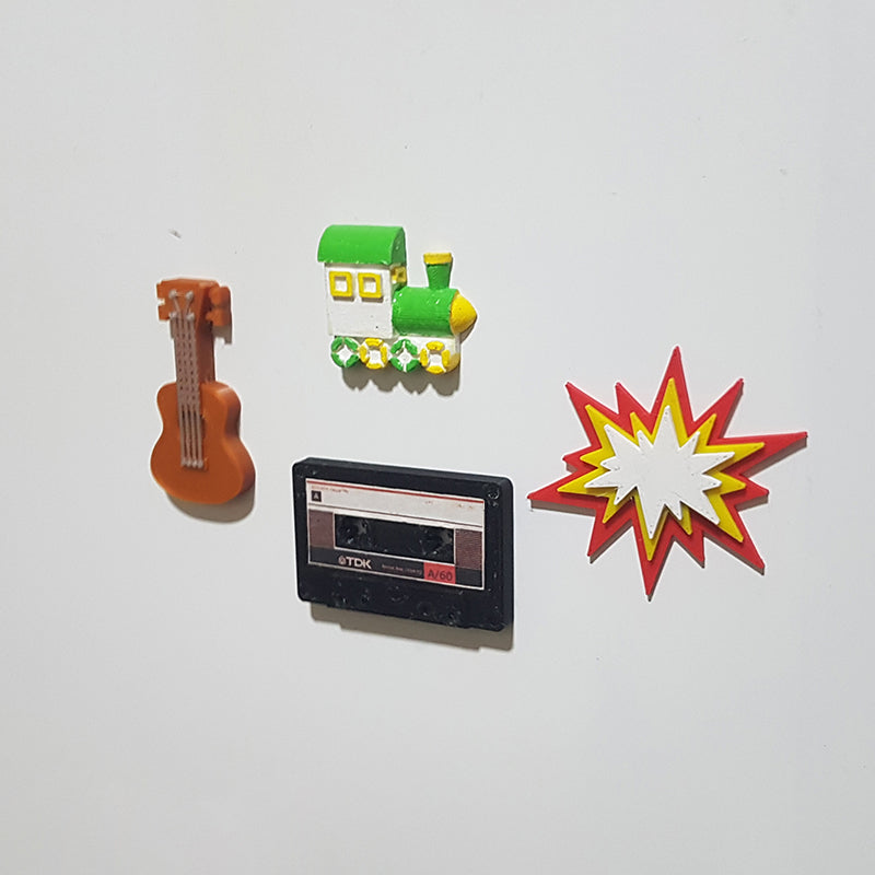 Handmålade tåg och gitarr kylskåpsmagneter med kassettmall