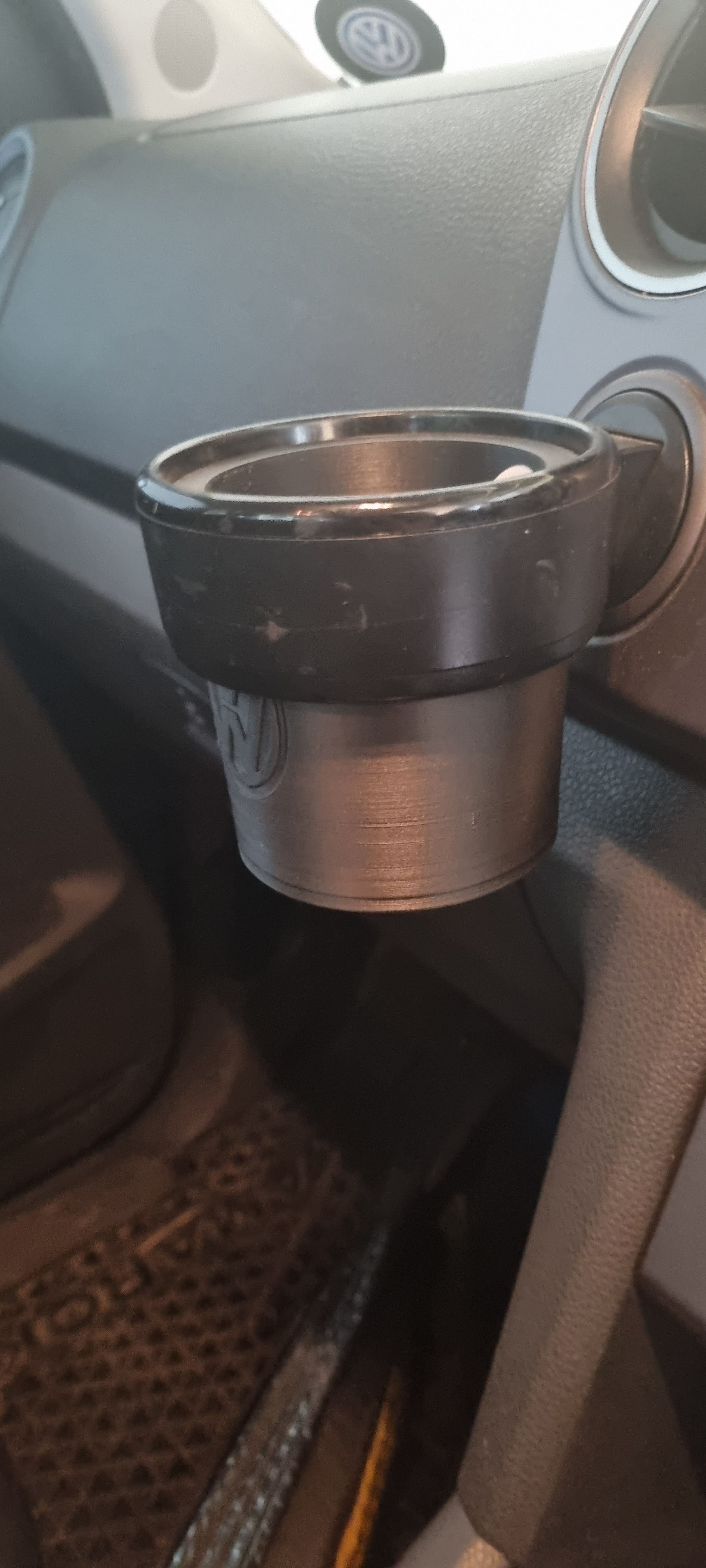 VW Amarok mugghållarinsats