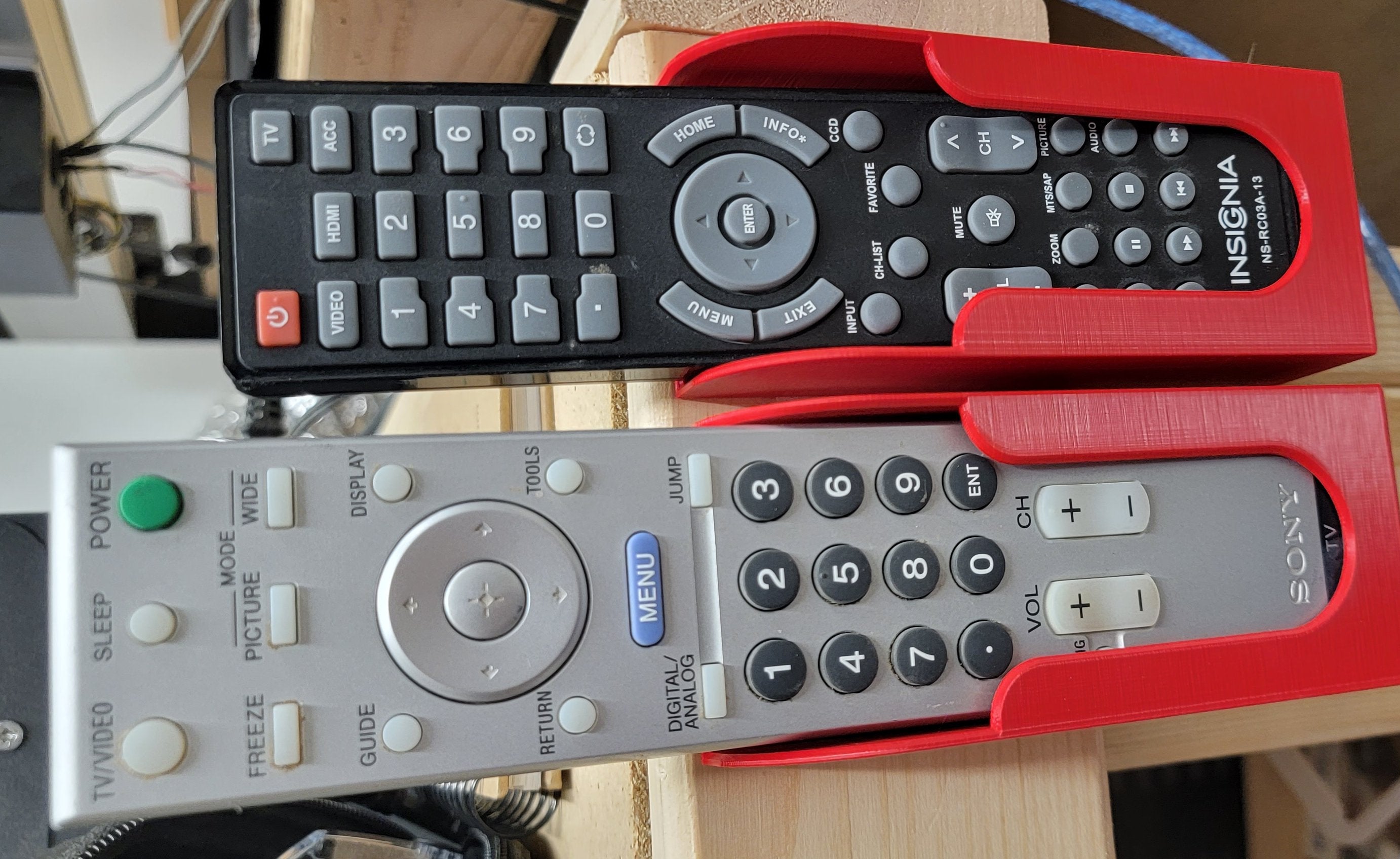 Fjärrkontrollhållare för montering med träskruvar