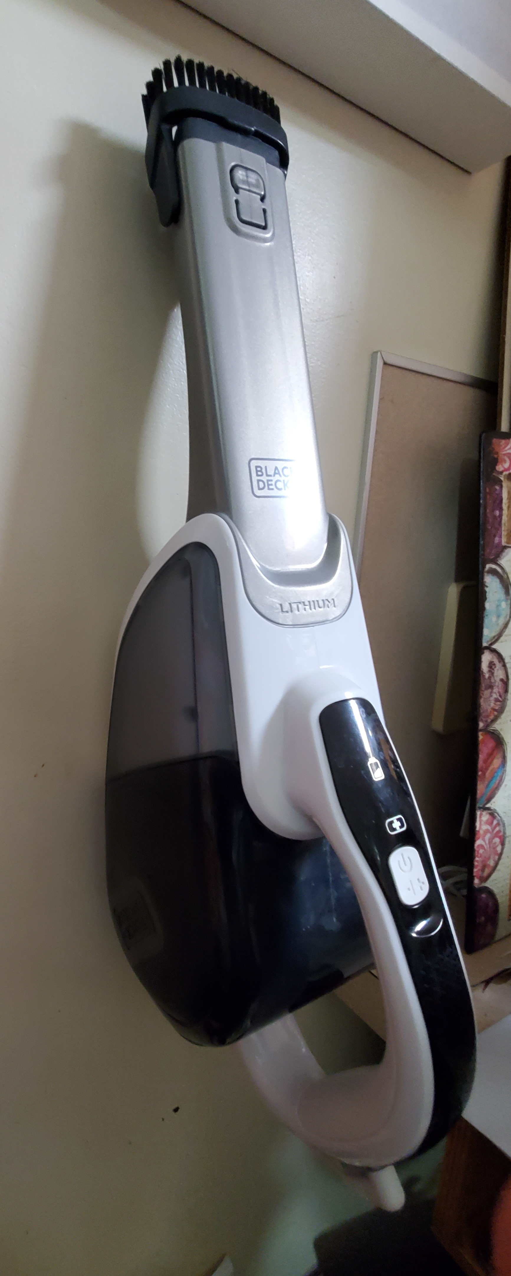 Black and Decker mini dammsugare väggfäste med sladdklämma