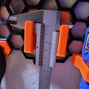 Bromsokhållare för förvaringsvägg med honeycomb-funktion