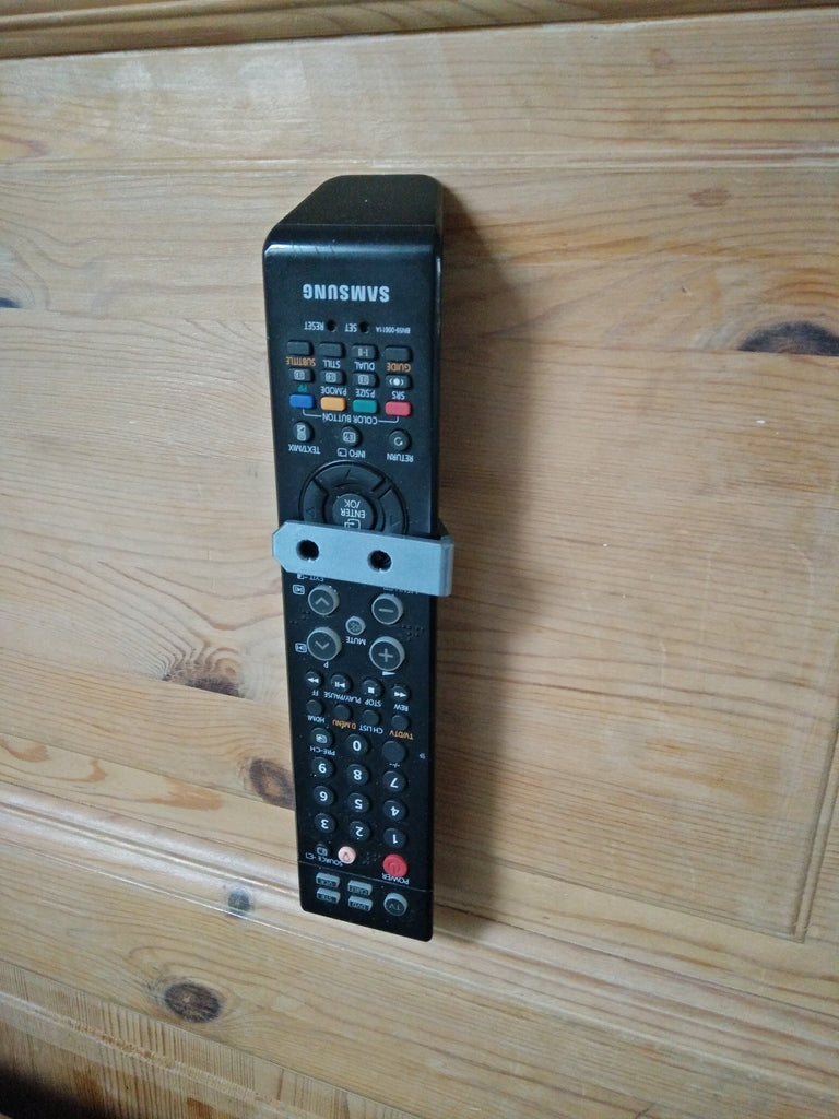 Väggmonterad hållare för Samsung fjärrkontroll