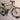 Platsbesparande väggfäste för cykel med pedalhållare