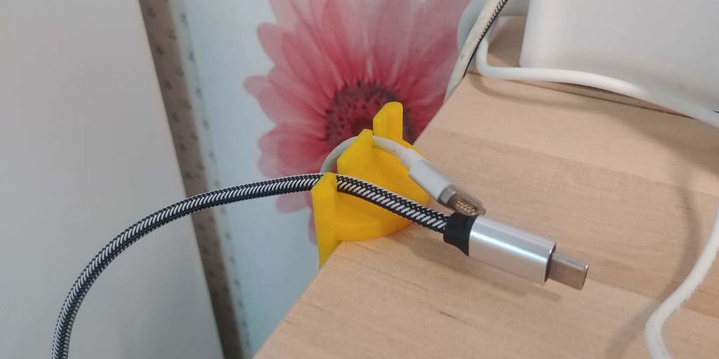 USB-kabelhållare för organiserat skrivbord