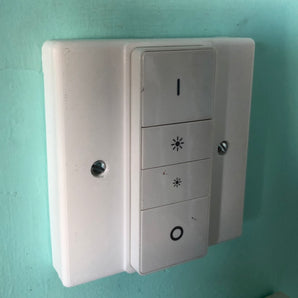 Philips Hue-skydd för UK-strömbrytare med fjärrkontrollhållare