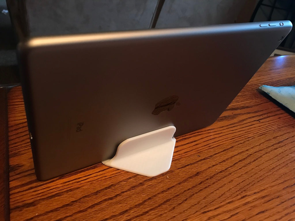 Enkelt men stabilt iPhone/iPad-ställ för skrivbord eller nattduksbord