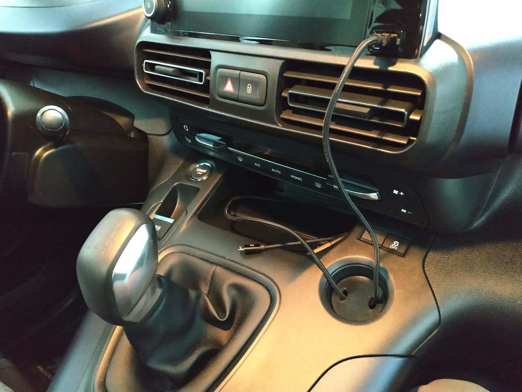 USB-kabelhållare för Rifter, Berlingo och Combo 2018