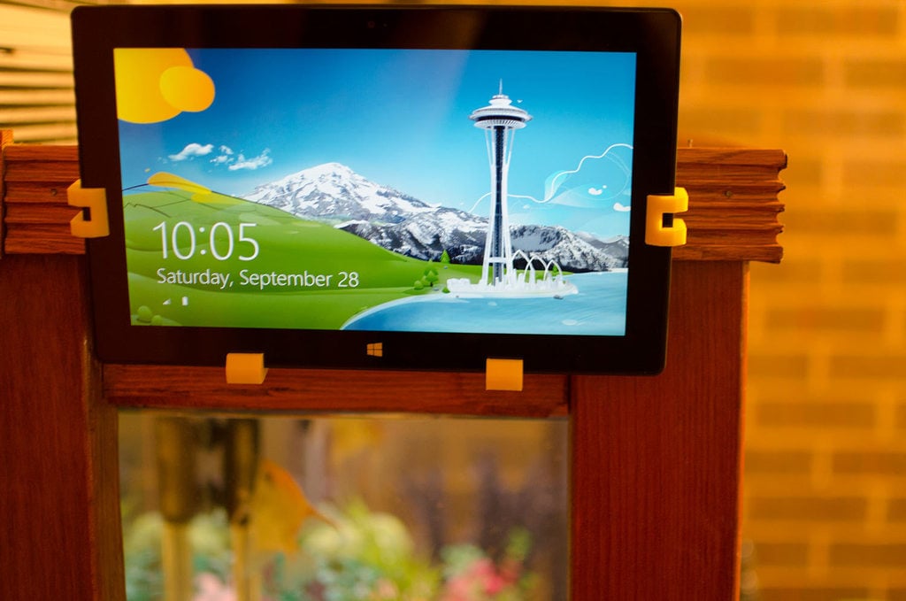 Microsoft Surface RT hängande stativ för surfplattor V2 med Anker Ultra Slim Mini Bluetooth-tangentbord