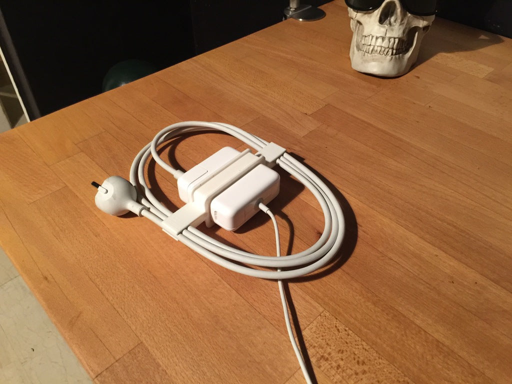 Mac Book Pro - Klämma för nätsladd och stötfångare