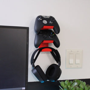 Praktiskt väggfäste för två kontroller och headset