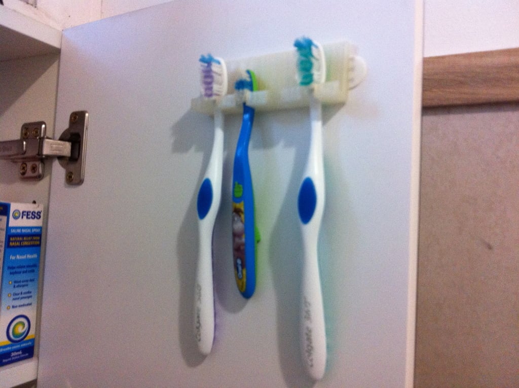 Riktigt enkel tandborsthållare för fyra tandborstar