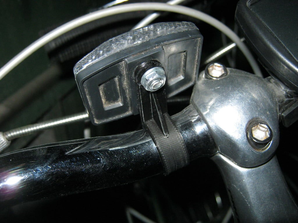 Flexibel cykelreflektorhållare för styre