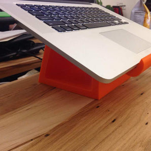 Platsbesparande och ergonomiskt stativ för MacBook Pro