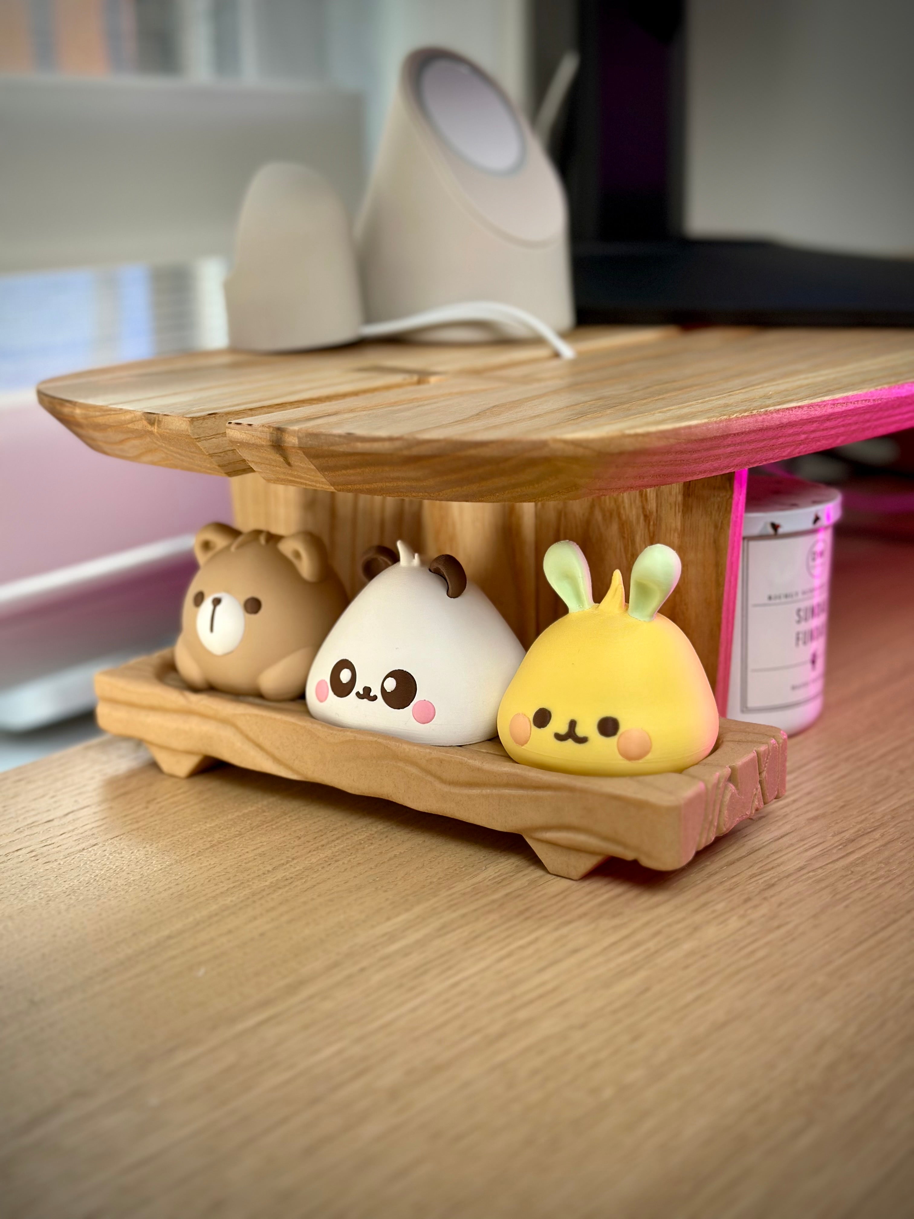 Kawaii djur Bao på en träkloss