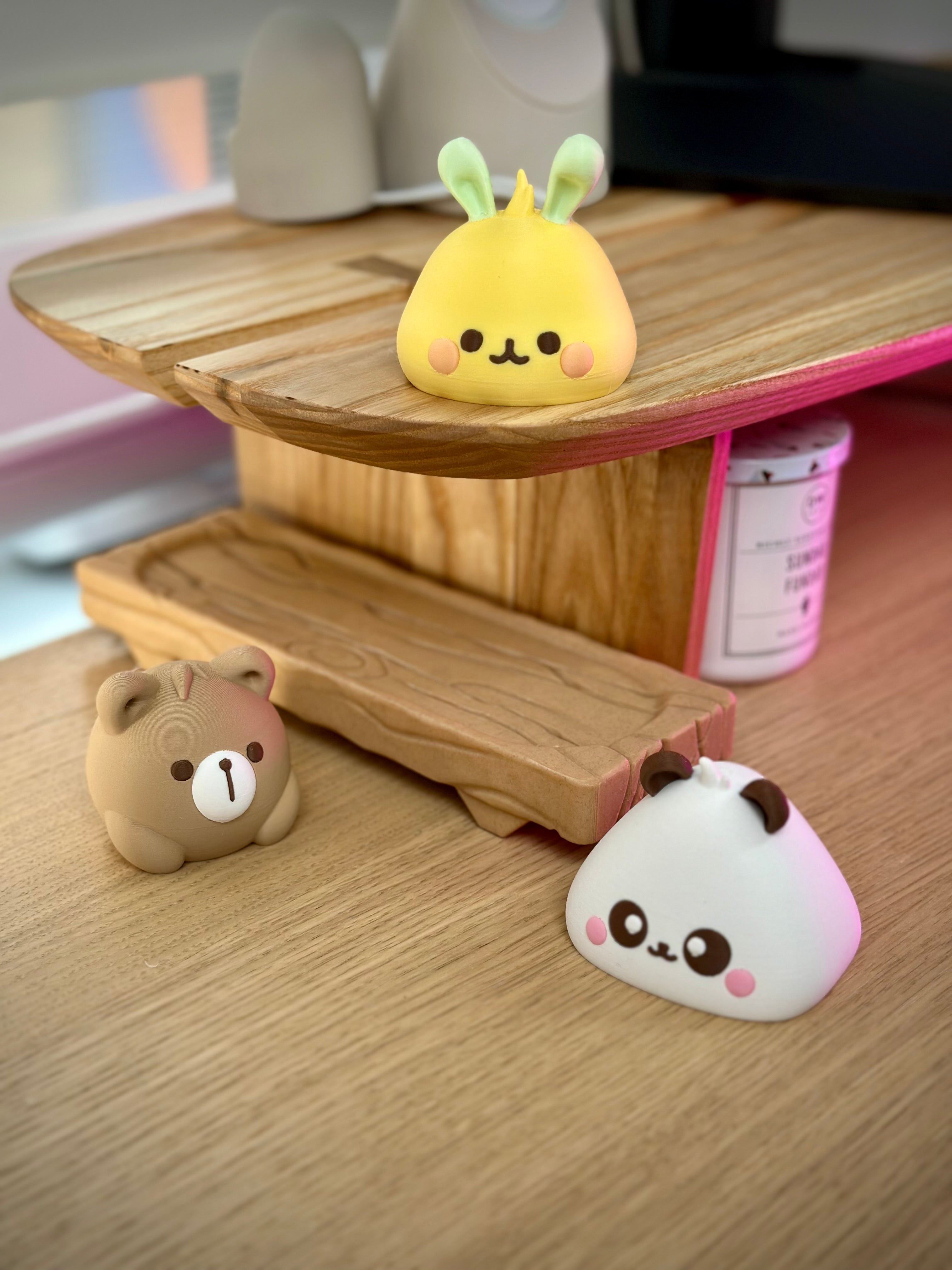 Kawaii djur Bao på en träkloss