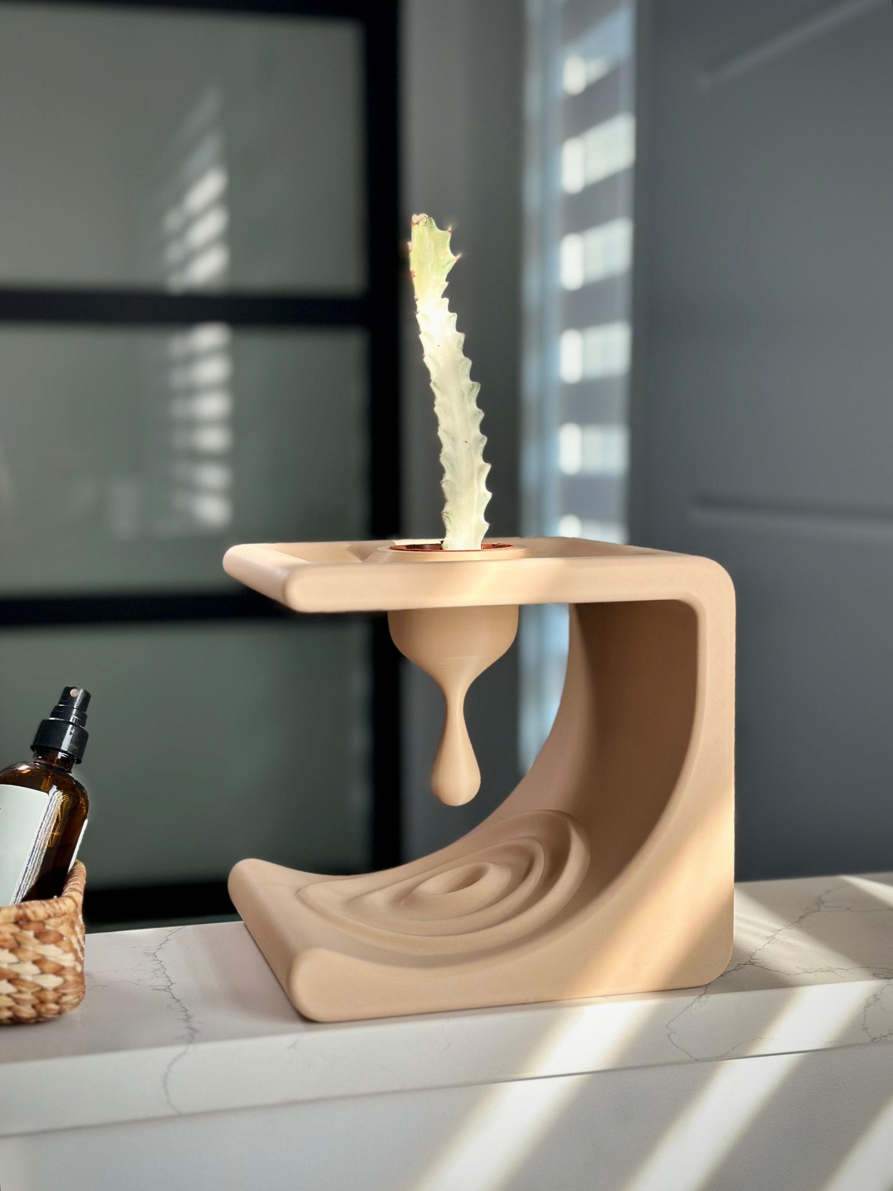 Comma Shelf: Minimalistisk design för vardagliga nödvändigheter