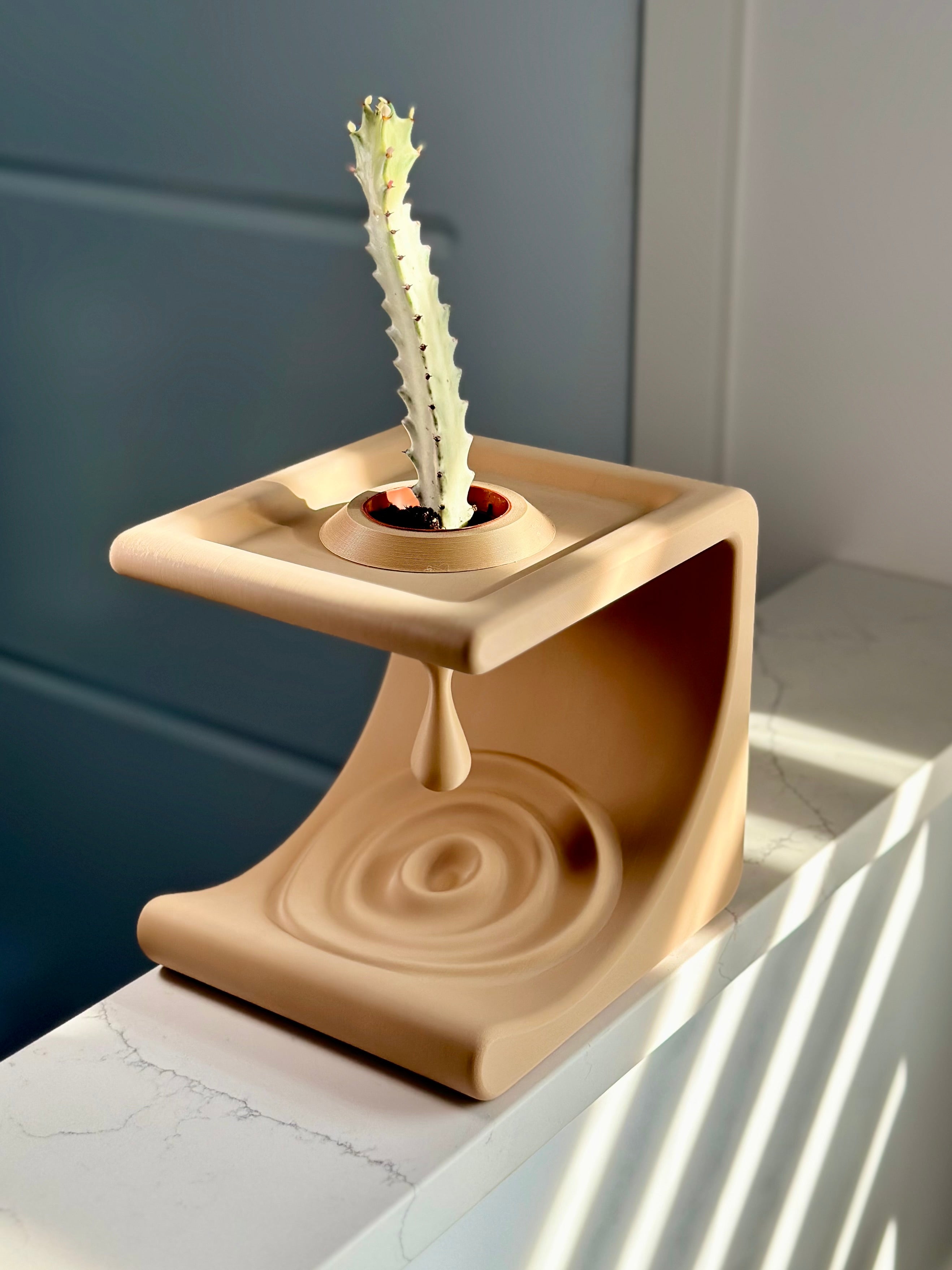 Comma Shelf: Minimalistisk design för vardagliga nödvändigheter