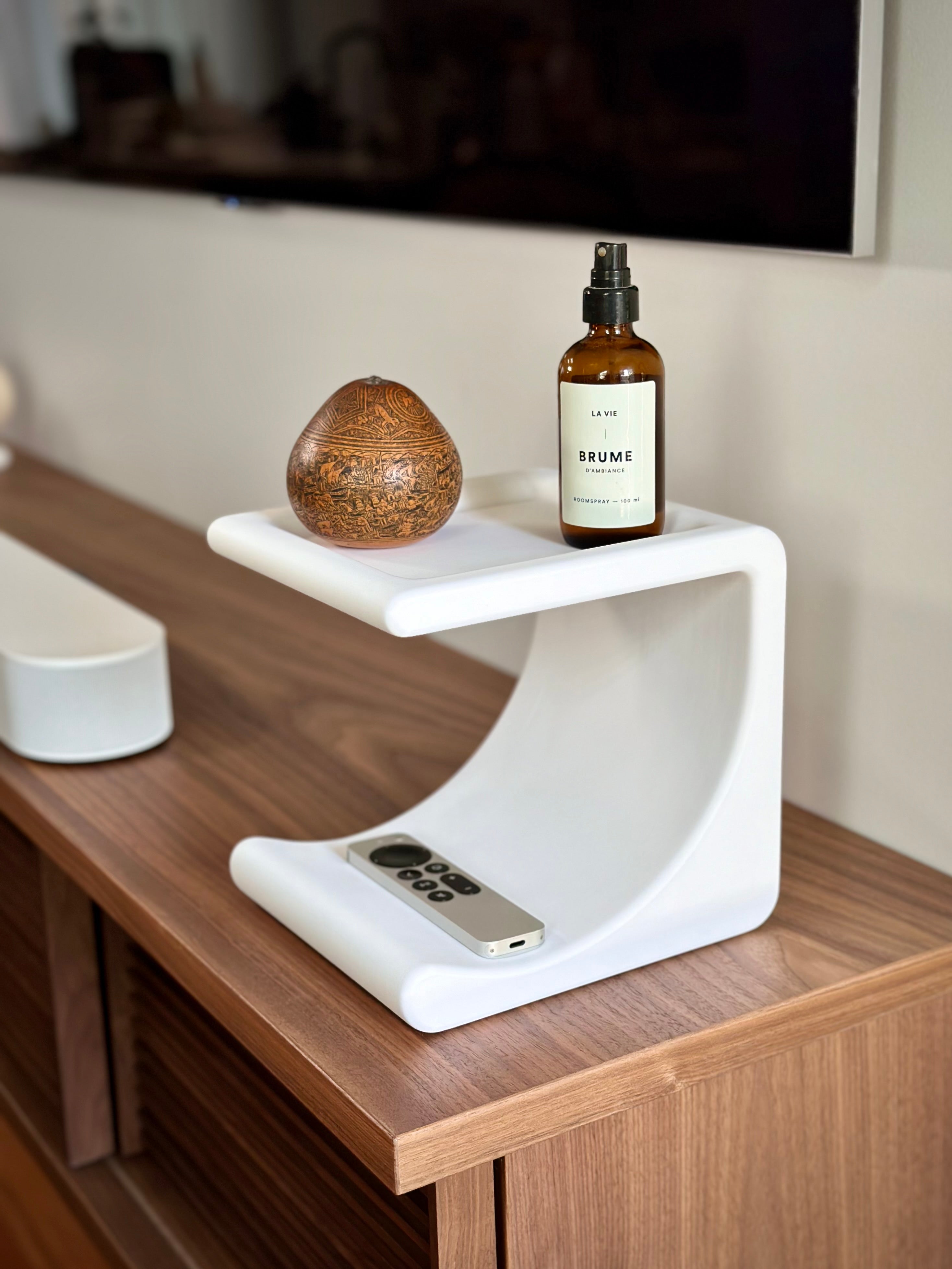 Comma Shelf: Minimalistisk design för vardagliga nödvändigheter