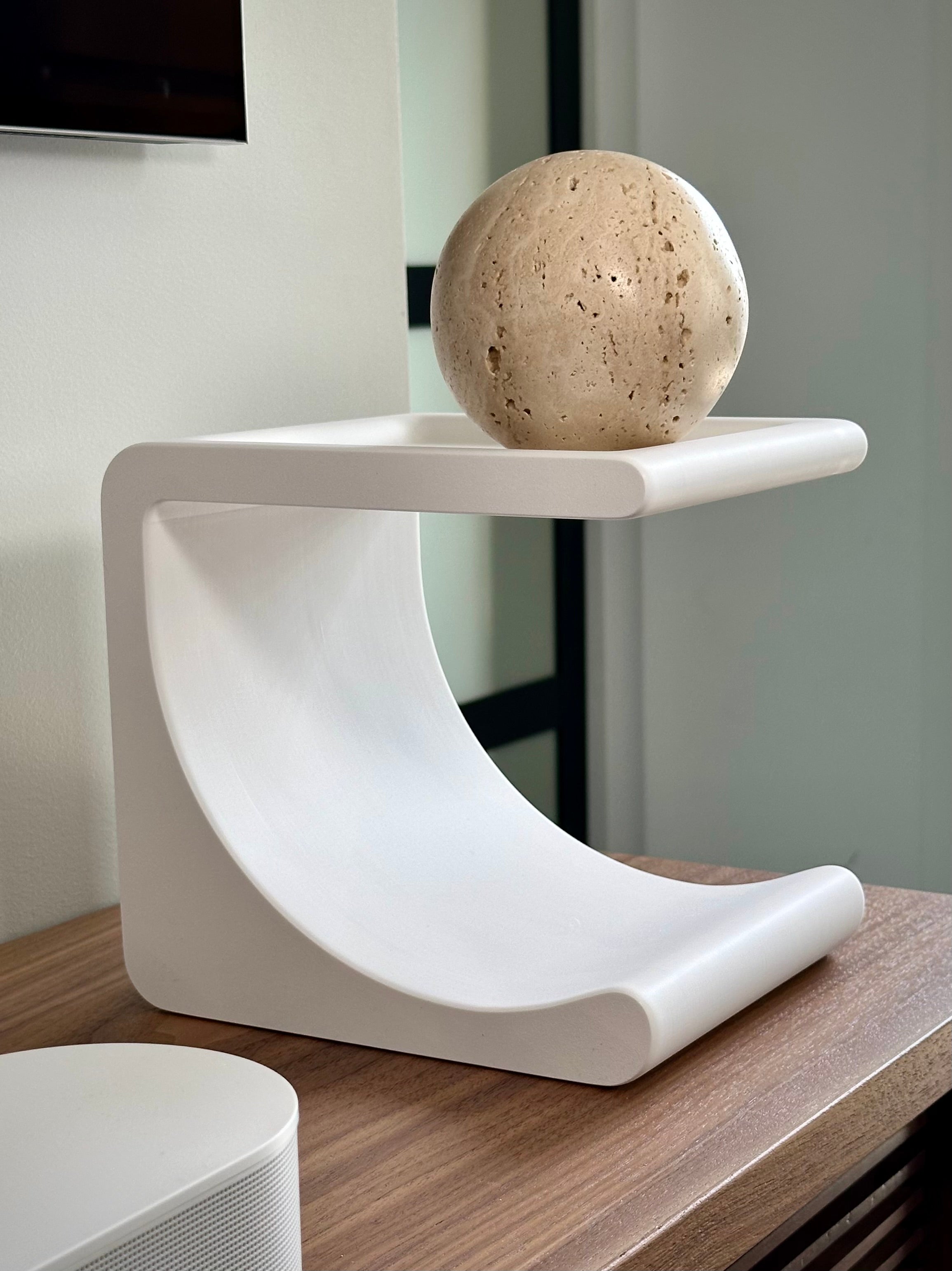 Comma Shelf: Minimalistisk design för vardagliga nödvändigheter