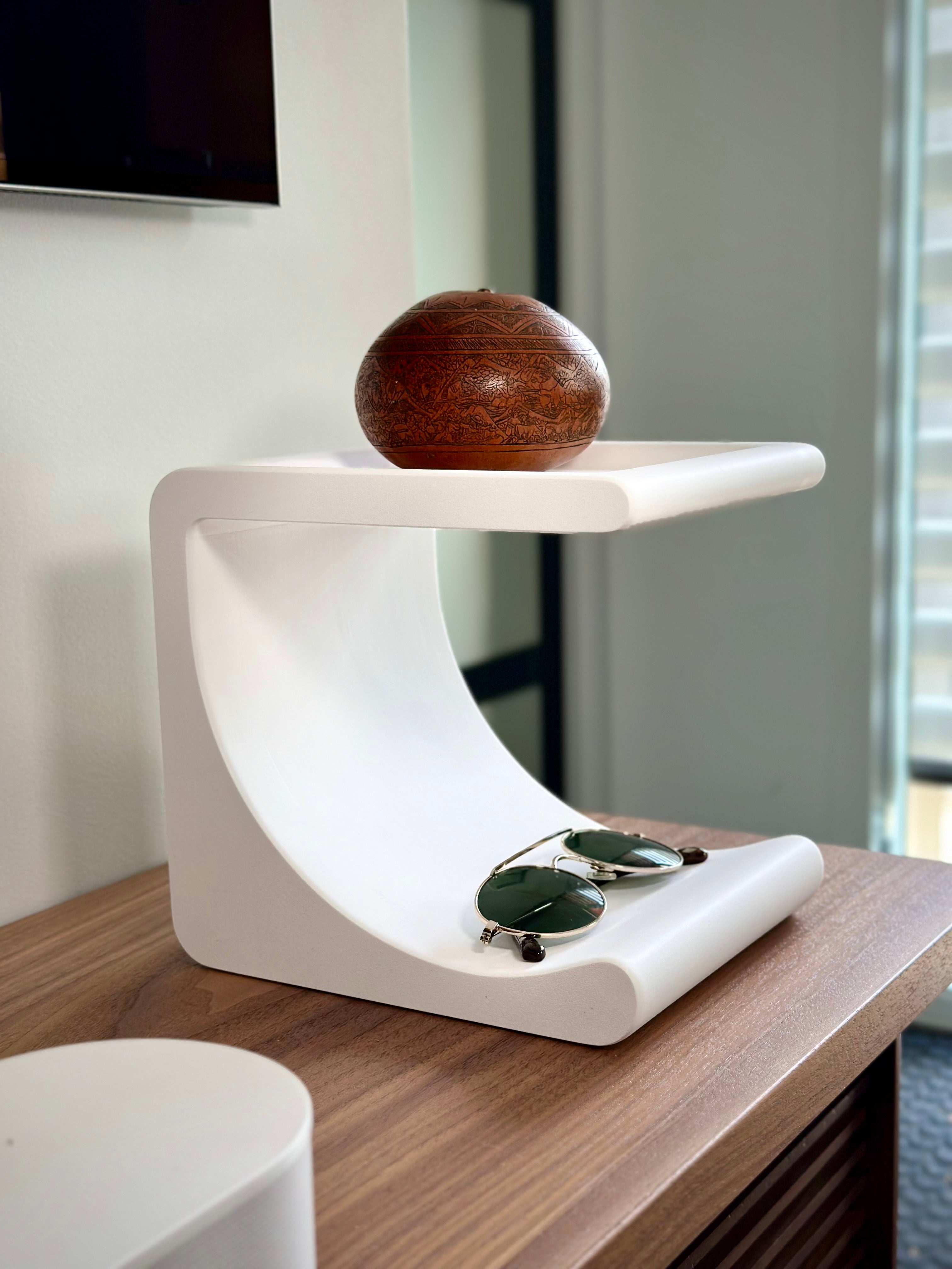 Comma Shelf: Minimalistisk design för vardagliga nödvändigheter