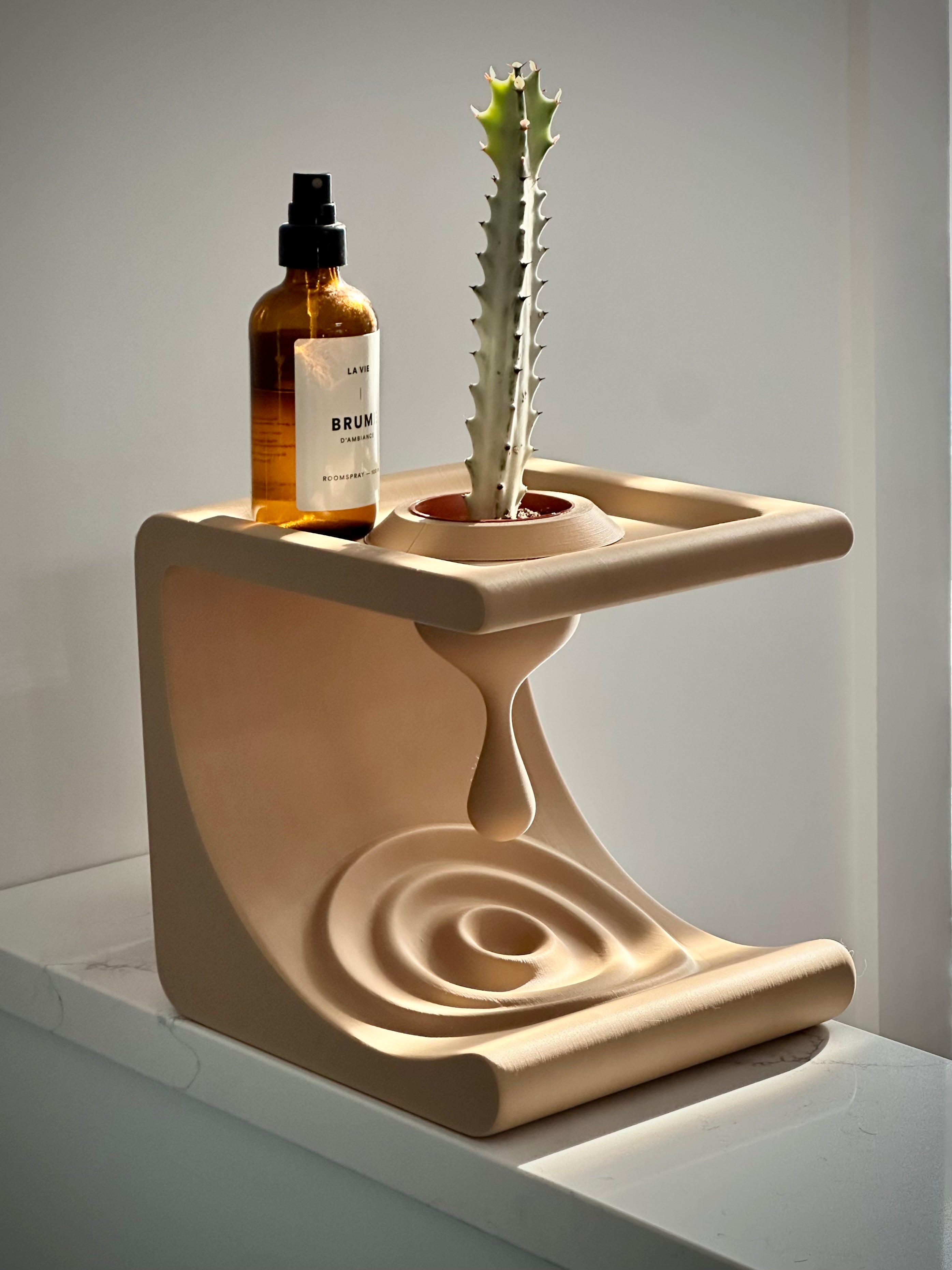 Comma Shelf: Minimalistisk design för vardagliga nödvändigheter