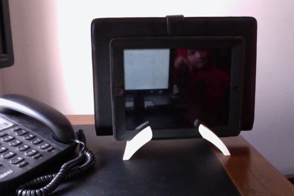 Mac Book och iPad-hållare med Apple TV Remote Control Space